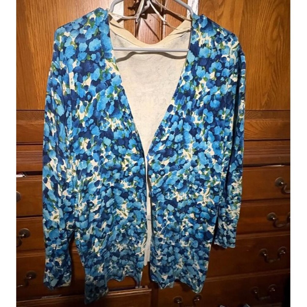 Blue floral 3/4 sleeve cardigan sweater. 2X plus size